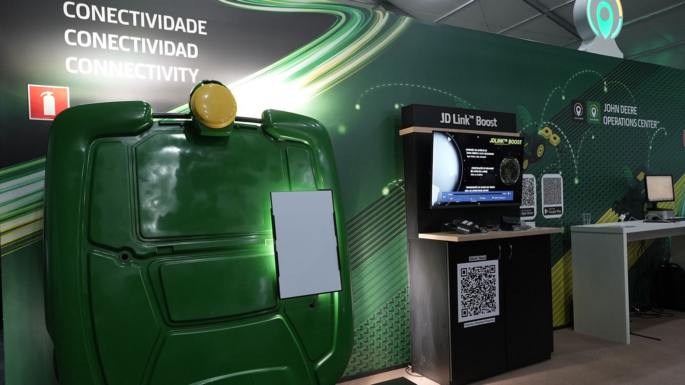 JDLink&trade; Boost, uma solução de conectividade via satélite criada para superar os desafios de acesso em áreas rurais.
