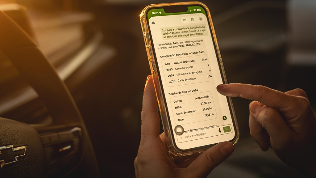 Imagem aproximada de um smartphone com JD, o assistente de inteligência artificial da John Deere na tela.