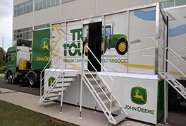 Carreta interativa da John Deere traz informação e conhecimento sobre produtos agrícolas