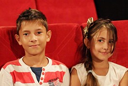 Os irmãos Rafael e Bianca Couto dos Santos Toebe, de 10 e 7 anos, durante a sessão. (Foto: Divulgação)