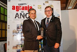 Alex Sayago representa a John Deere na premiação