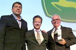 Luiz Rohde, diretor Financeiro da John Deere e Mauro De Stéfani, presidente da Assoddere, representaram a marca na entrega do prêmio. (Foto: Divulgação)