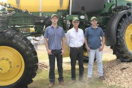 Família Semensato busca novidades no estande da John Deere (Foto: Divulgação)