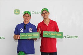 Os primos Tavares fecharam negócios no estande da John Deere