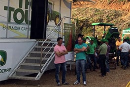 Visitantes reunidos durante passagem do Tratour em DivinoLândia, em Sâo Paulo, último estado a receber a carreta. (Foto: Divulgação)