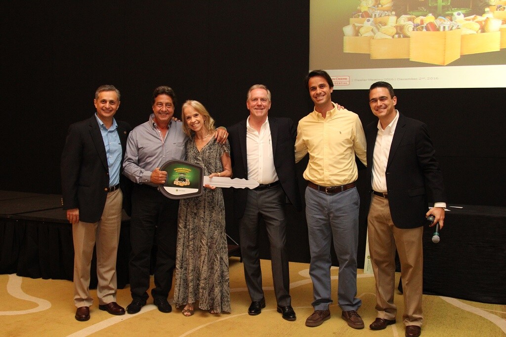 Representantes da Maqnelson (ao centro) recebem chave simbólica de trator 5E que será doado para uma instituição assistencial. (Foto: Divulgação)