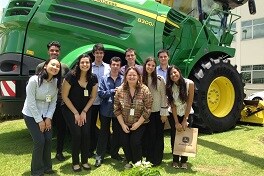 Grupo de estudantes finalistas no Escritório Regional da John Deere, em Indaiatuba/SP. (Foto: Divulgação)