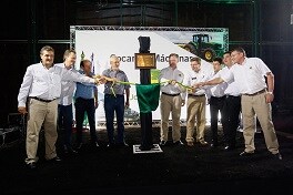 Foto "Placa": Descerramento da placa inaugural contou com a presença de representantes da John Deere e Cocamar. (Foto: Divulgação)