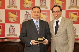 João Pontes, diretor de Planejamento Estratégico da John Deere recebe Touro de Ouro do colunista da AG, Fernando Velloso. (Foto: Fábio Fatori)