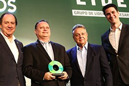 João Pontes, diretor de Planejamento Estratégico da John Deere, durante entrega do troféu de reconhecimento no último sábado. (Foto: Divulgação)