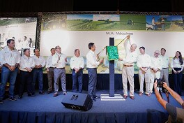 Representantes da John Deere e M.A. Máquinas durante o descerramento da placa inaugural. (Foto: Divulgação)