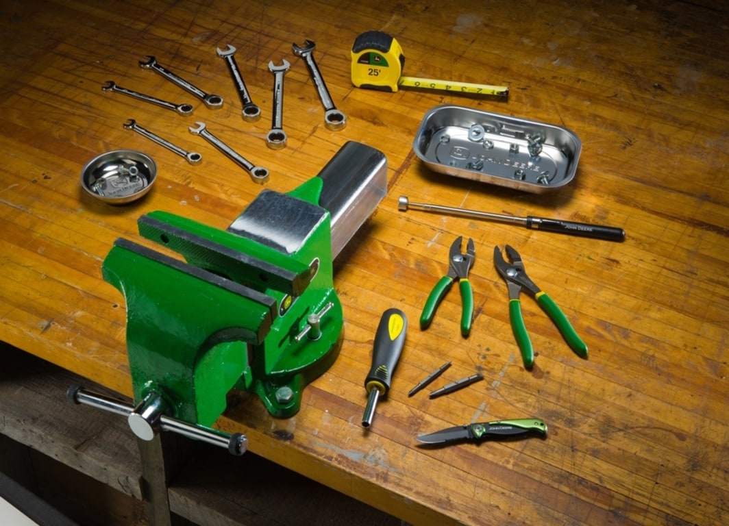 Torno de Bancada com outras ferramentas John Deere.