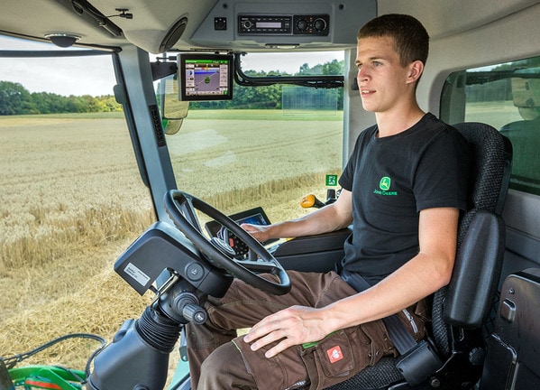 Operador usando Máquina Agricola com o piloto automático AutoTrac Universal 300