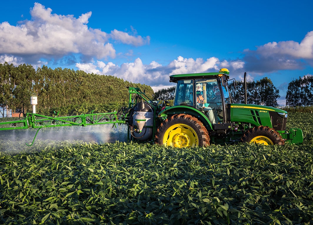 Operador usando Máquina Agricola com o piloto automático AutoTrac Universal 300