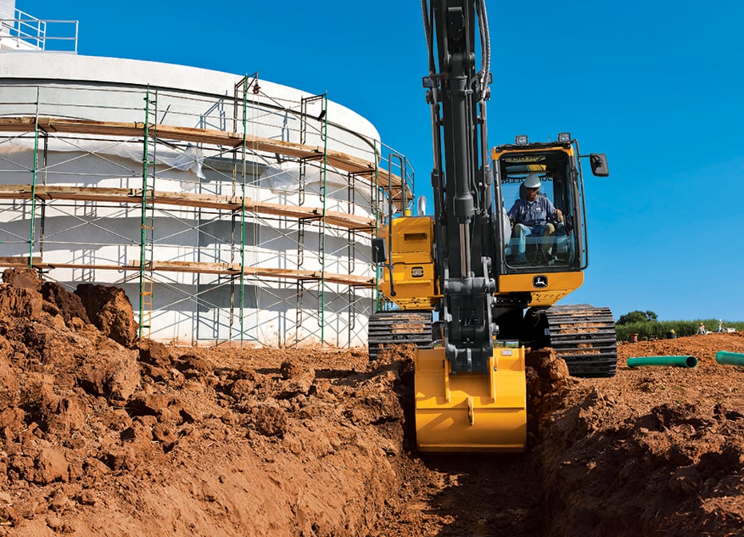 Imagem da Escavadeira Hidráulica 180G LC em operação.