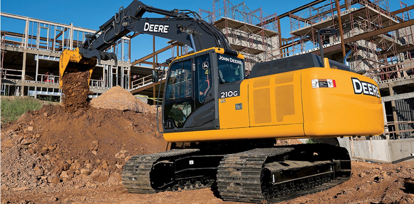 Imagem da Escavadeira Hidráulica 210G/210G LC em operação.