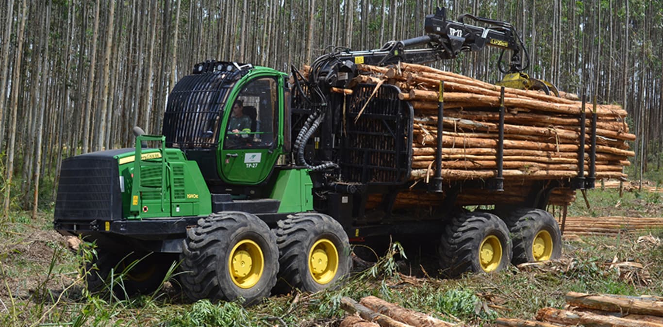 Imagem do Forwarder 1910E em operação.