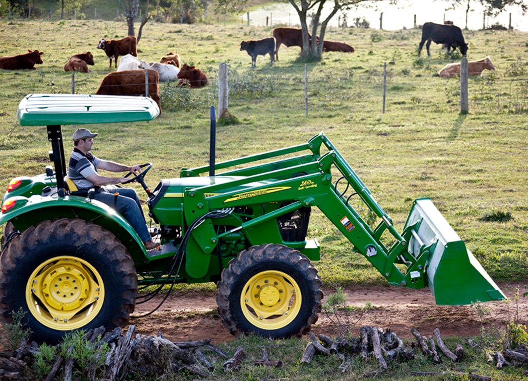 Imagem do Carregadora Frontal 563SL em operação.