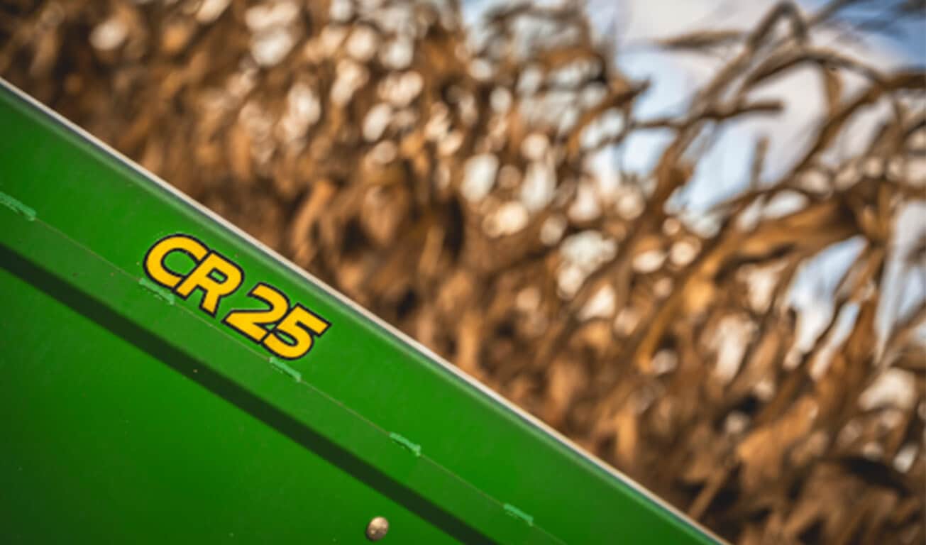 Detalhe verde com marca “CR25” diante de milharal.