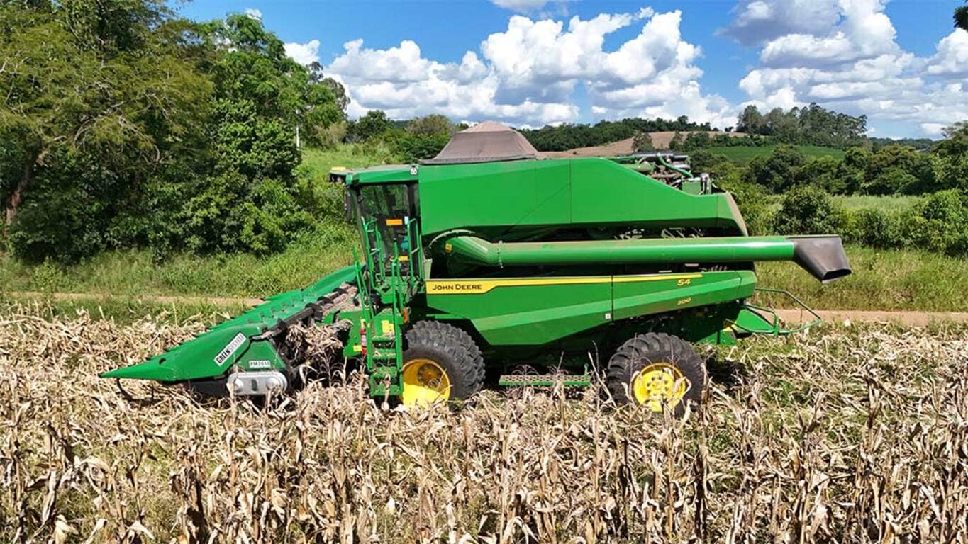 Colheitadeira S4 300 no campo.