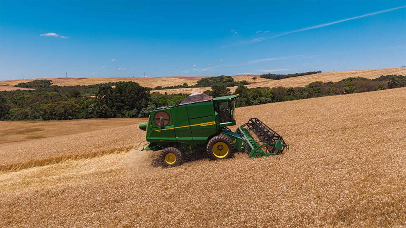 Colheitadeira S4 400 no campo.