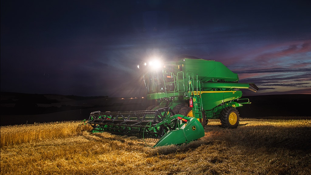 Colheitadeira S4 no campo a noite.