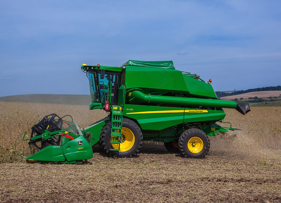 Colheitadeira de Grãos S430 em campo.