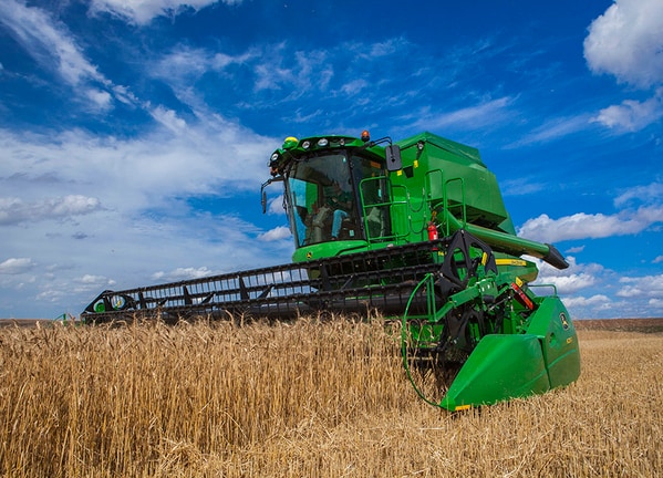 Colheitadeira de Grãos S440 em campo.