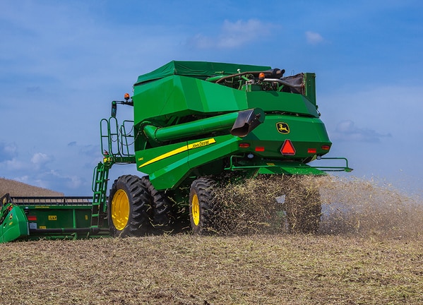 Colheitadeira de Grãos S440 em campo.