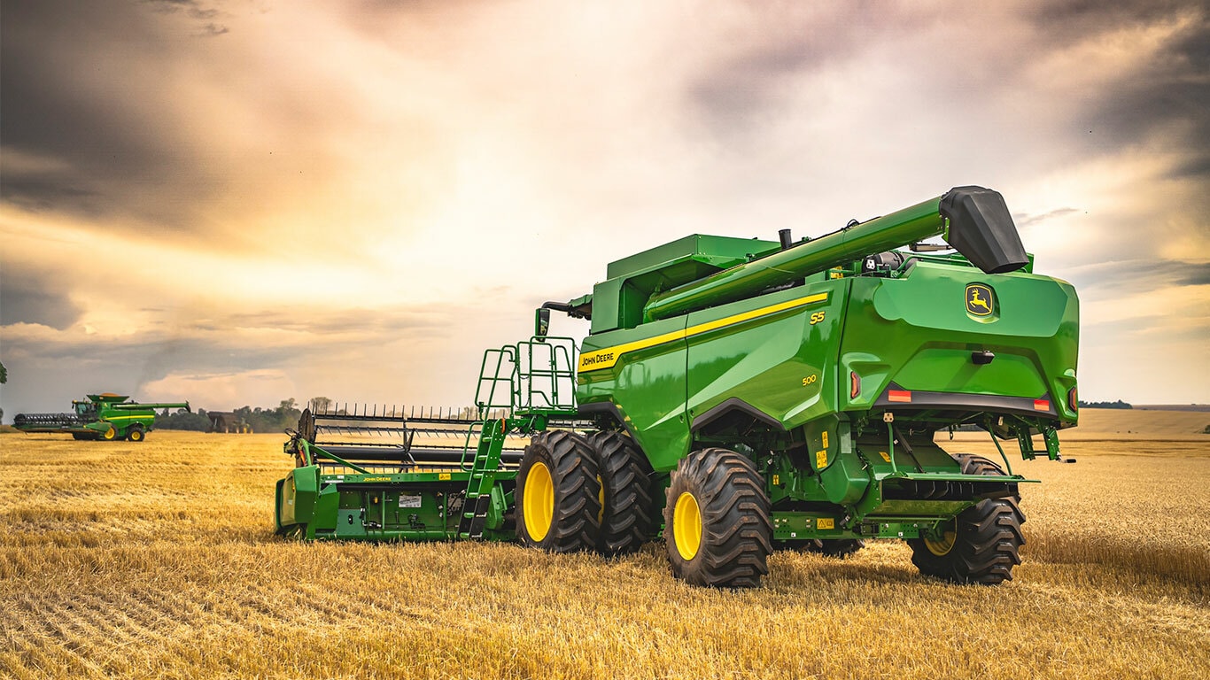 Colheitadeira John Deere no campo.