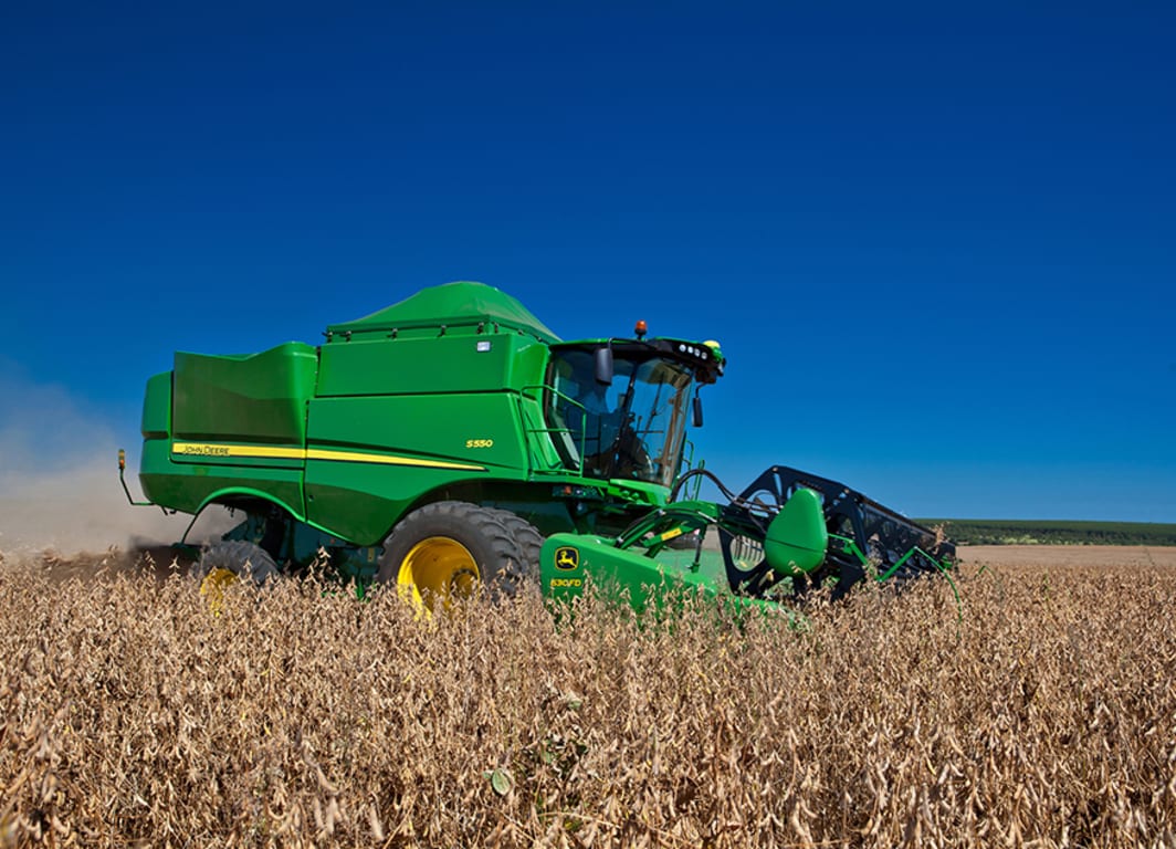 Colheitadeira de Grãos S550 em campo.