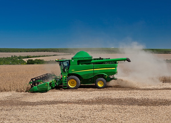 Colheitadeira de Grãos S550 em campo.