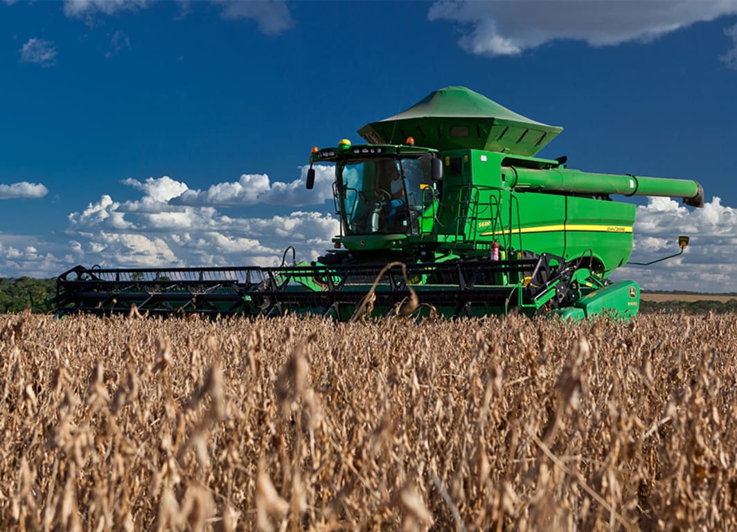 Colheitadeira de Grãos S680 em campo.