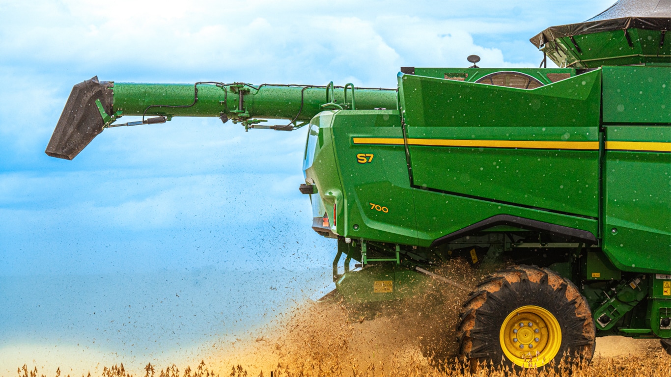 Colheitadeira S7 700 no campo.