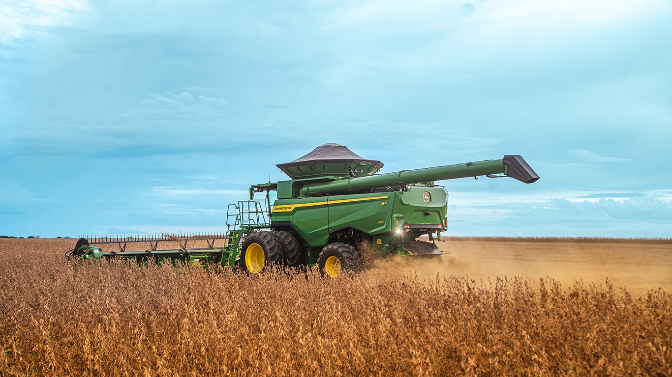 Colheitadeira S7 800 no campo.