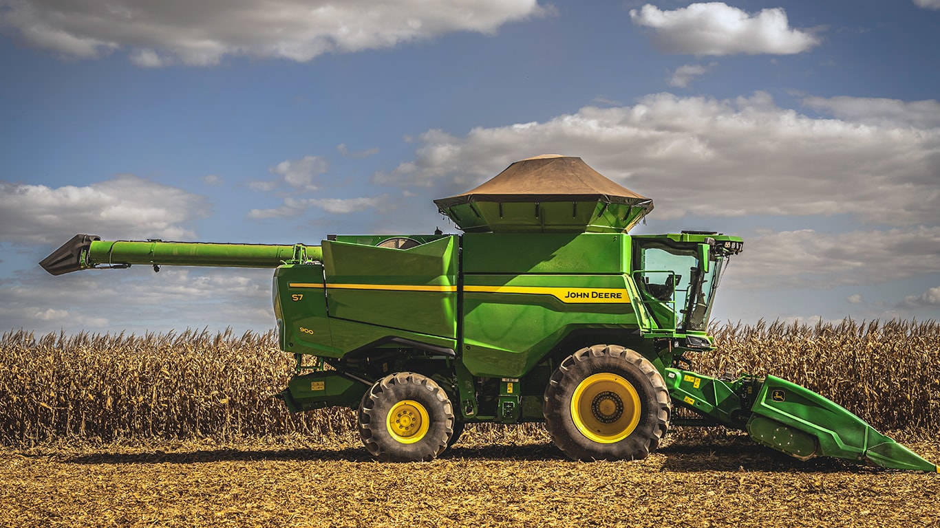 Colheitadeira S7 900 no campo.