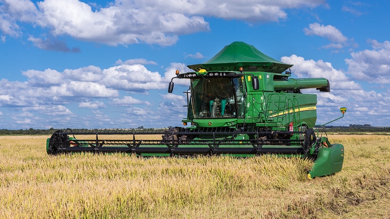 Colheitadeira S760 em campo.