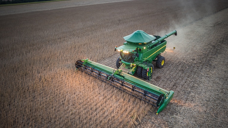 Colheitadeira S780 em campo.