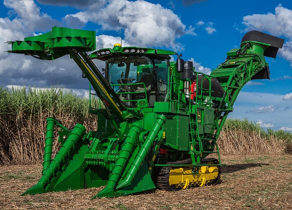 Colhedora de Cana CH670 em campo.