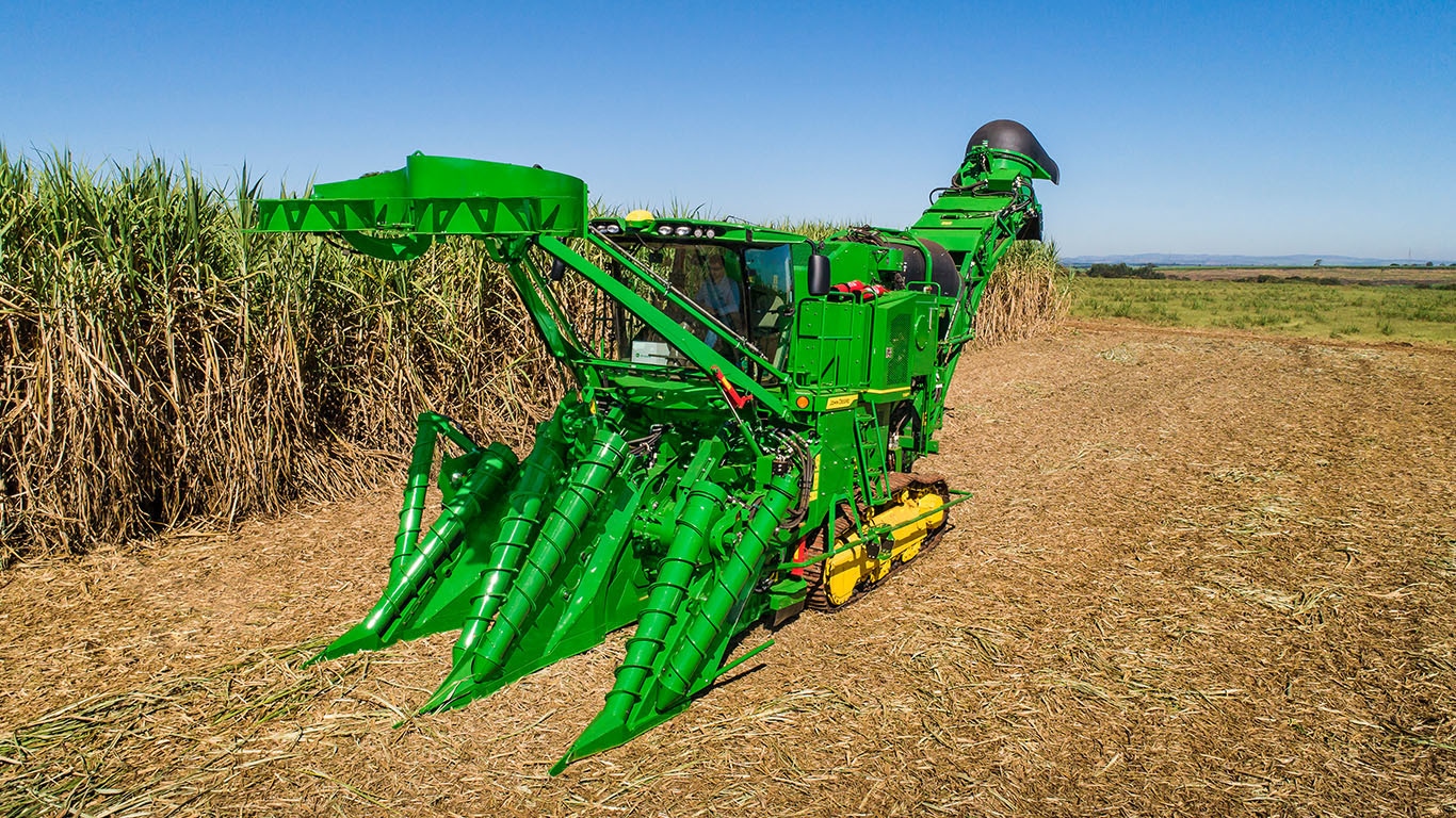 Foto da colhedora cana john deere modelo ch950 no campo com duas linhas de corte de cana