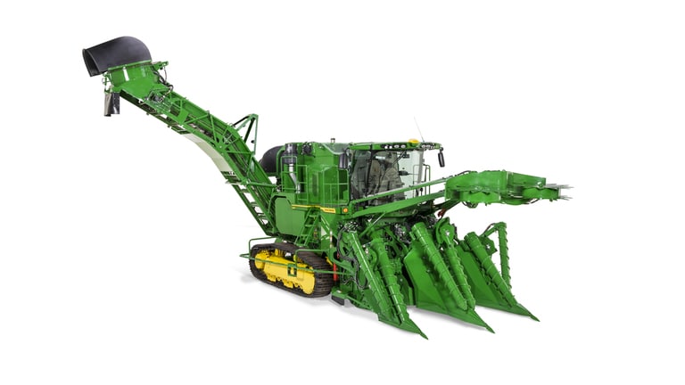 Foto da colhedora cana john deere modelo ch950 no estudio com duas linhas de corte de cana