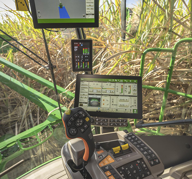Monitor G5 CommandCenter dentro da cabine de uma colhedora de cana John Deere