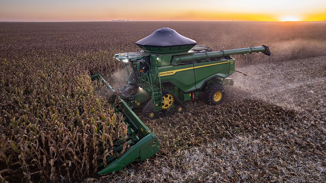 Photo of a John Deere draper harvesting small grains