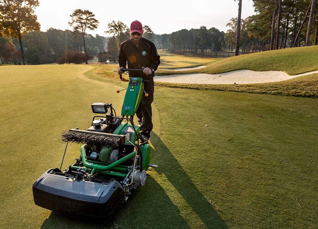 Cortadora para Greens 220 E-Cut Híbrida em campo.