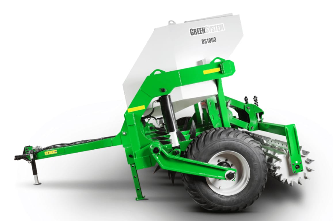 Descompactador de Solo Giratório no fundo branco, de lado, com a frente para a esquerda.