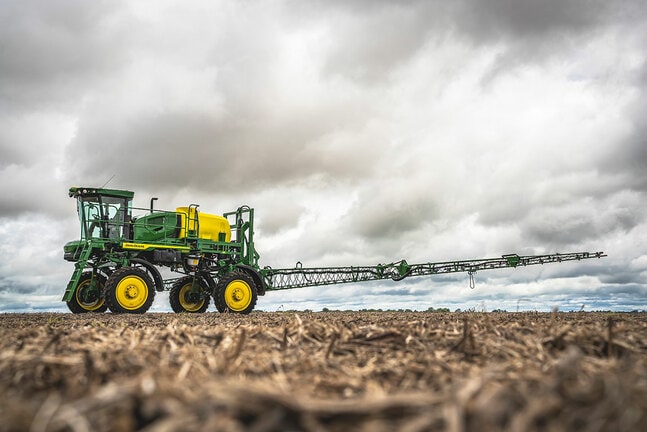 Pulverizador 1025e no campo.