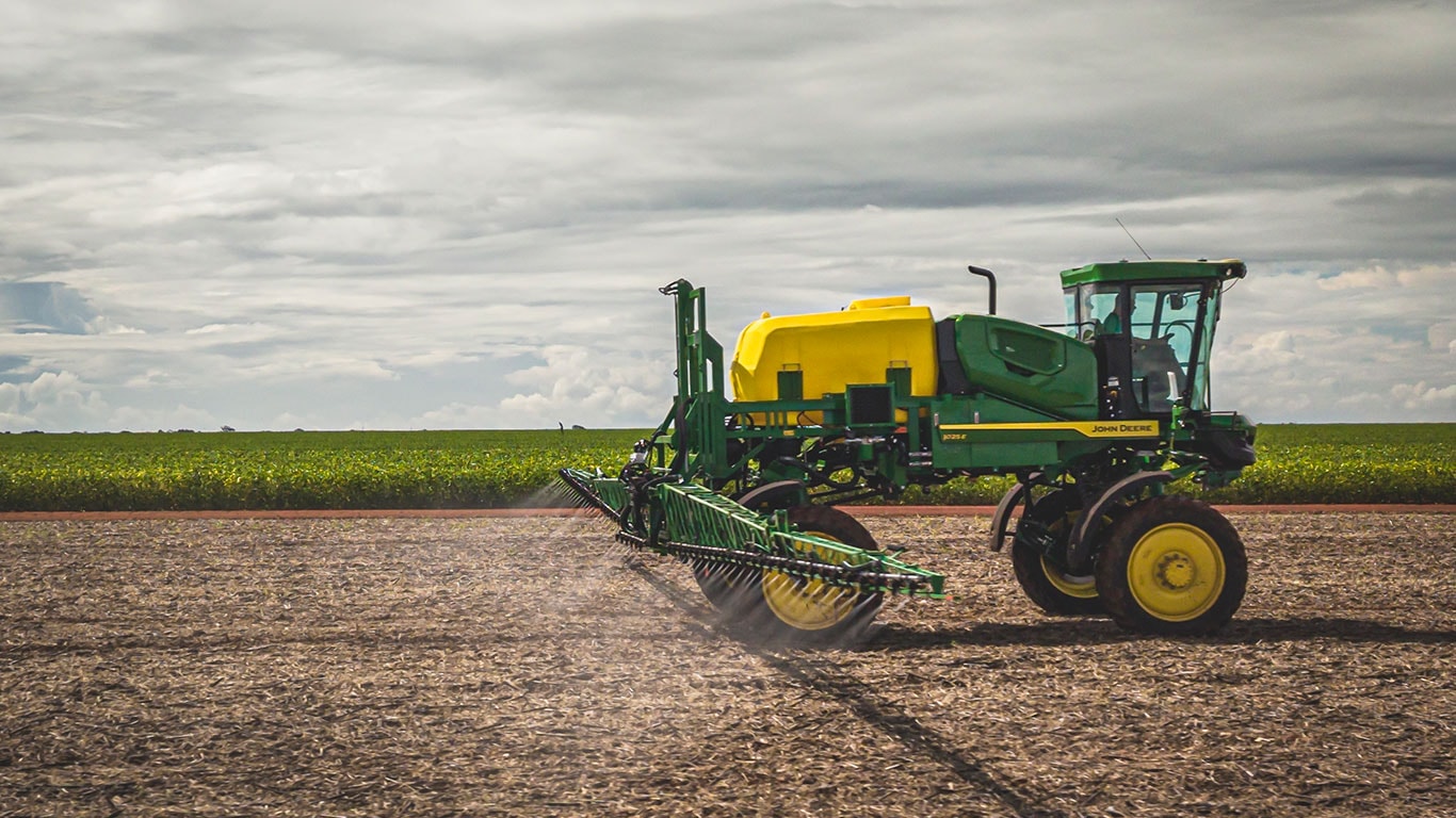 Pulverizador 1025e no campo.