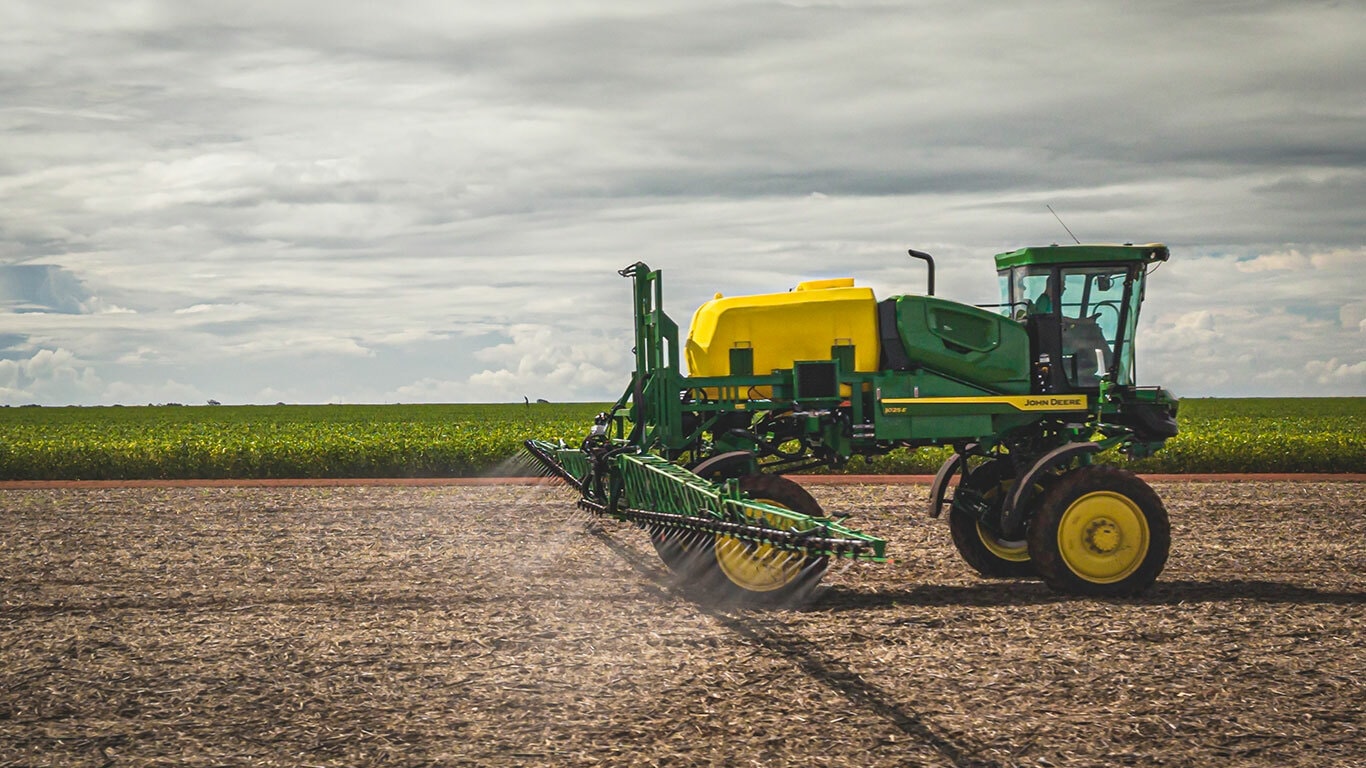 Pulverizador 1025e no campo.