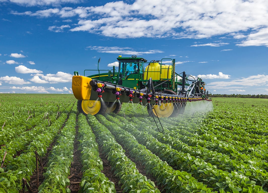 Pulverizador 4730 em campo.