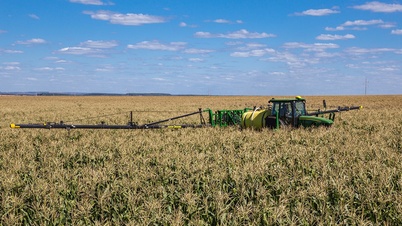 Pulverizador M4025 em campo.